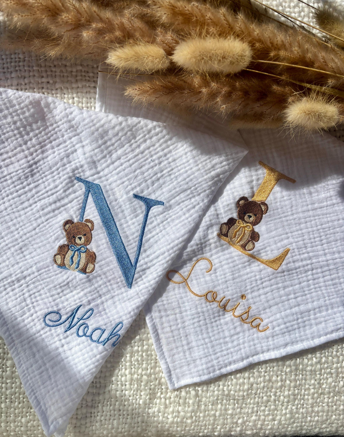 Lange personnalisé brodé en gaze de coton, majuscule ourson nounours cadeau naissance lange blanc personnalisé prénom bébé